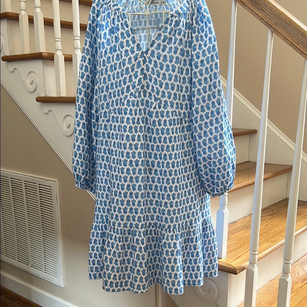 Vineyard Vines Blue and White dress with long Sleeves